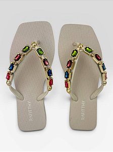 Chinelo Rasteiro Rafitthy Com Pedrarias Coloridas Diamond/Off White
