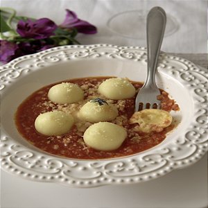 Nhoque Recheado de Queijo Brie ao Molho Pomodoro