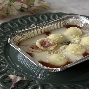 Nhoque Recheado de Linguiça Blumenau aos Molhos Pomodoro e Bechamel