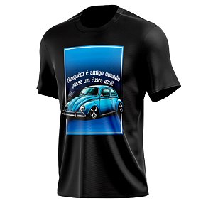 camiseta Ninguém é Amigo Quando Passa Fusca Azul