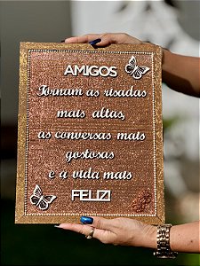 Quadro Frase | Amigos tornam as risadas mais altas, as conversas mais gostosas e a vida mais feliz! #001