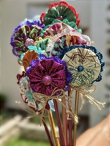 Buquê Jardim de Fuxicos – 10 Flores Artesanais