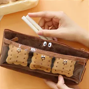 Estojo biscoitinho de pelucia com 3 broches