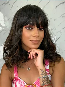 Peruca Viki Castanho com Luzes com Franja Ondulada (Premium)