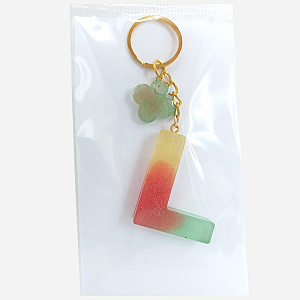 Chaveiro Personalizado em Resina - Formato de Letra Com Pingente