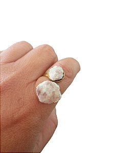 Anel Dourado em Aço Inox Ajustável com Drusa de Ametrino – Biojoia de Transformação e Equilíbrio Espiritual