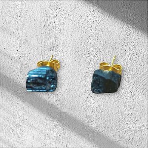 Brinco Dourado em Aço Inox com Turmalina Negra – Biojoia de Proteção e Equilíbrio