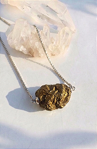 Colar Prateado em Aço Inox com Bornita – Biojoia de Transformação, Elevação e Criatividade