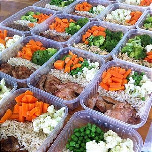 Peito de Frango Grelhado em Tiras, Arroz Branco, Feijão, legumes