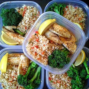 Filé de Pescada no Bafo, Arroz Branco, Feijão, legumes