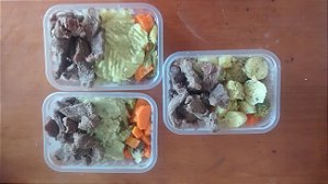 Filé  de patinho grelhado, arroz integral, feijão e legumes