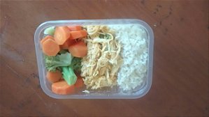 Peito de frango grelhado, arroz integral, feijão e legumes