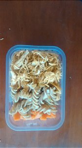 Peito de Frango desfiado, macarrão integral, legumes