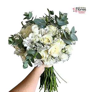 Buquê Natural Rosas Brancas Astromelias e Folha de Eucalipto