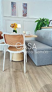 Conjunto Banco New Slim baú 110cm linho cinza, mesa folha 80cm X 100cm carvalho base cônica e duas cadeiras Tesla polipropileno branca