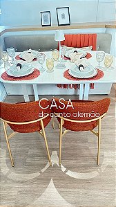 Conjunto Banco Reto Baú Modelo New Slim de 180cm tecido suede cinza / Mesa Resina Branca 90cm X 150cm formato folha com base metal / duas cadeiras Selena estrutura dourada e tecido terracota linho.