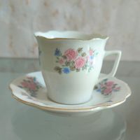 xícara de café c pires em porcelana (antiguidade / raridade / relíquia / antiquário)