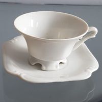xícara de café com pires em porcelana (antiguidade / raridade / antiquário / relíquia)
