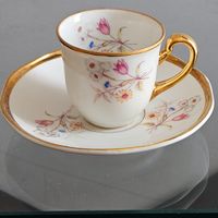 xícara de café com pires em porcelana (antiguidade / raridade / relíquia / antiquário)