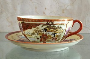 Xícara de chá com pires em porcelana oriental (antiguidade / raridade / relíquia / antiquário)