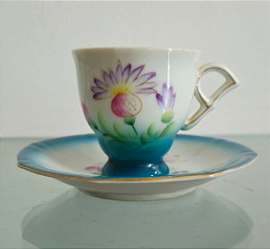xícara de café com pires em porcelana (antiguidade / raridade / relíquia / antiquário)