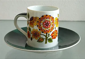 xícara de café com pires em porcelana (antiguidade / raridade / relíquia / antiquário)