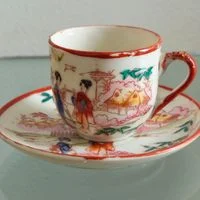 xícara de café com pires em porcelana (antiguidade / raridade / relíquia / antiquário)