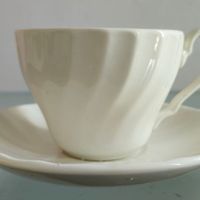 xícara de café com pires em porcelana (antiguidade / raridade / relíquia / antiquário)