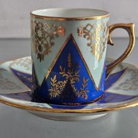 xícara de café com pires em porcelana (antiguidade / raridade / antiquário / relíquia)