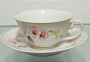 xícara de chá com pires em porcelana (antiguidade / raridade / relíquia / antiquário)