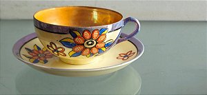 xícara de chá com pires em porcelana (antiguidade / raridade / relíquia / antiquário)