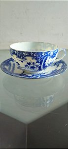 xícara de chá com pires em porcelana (antiguidade / raridade / relíquia / antiquário)