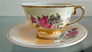 xícara de chá com pires em porcelana (antiguidade / raridade / relíquia / antiquário)