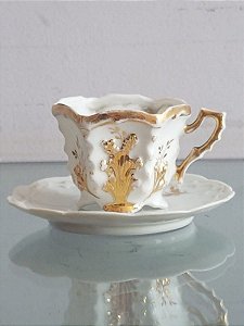 xícara de café c pires em porcelana (antiguidade / raridade / relíquia / antiquário)