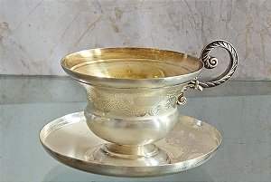 xícara de café com pires em metal (antiguidade / raridade / relíquia / antiquário)
