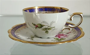 xícara de café c pires em porcelana (antiguidade / raridade / relíquia / antiquário)