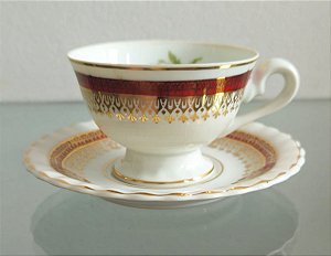 xícara de café com pires em porcelana (antiguidade / raridade / relíquia / antiquário)