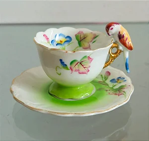xícara de café com pires em porcelana (antiguidade / raridade / relíquia / antiquário)