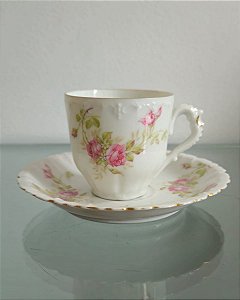xícara de café com pires em porcelana (antiguidade / raridade / relíquia / antiquário)