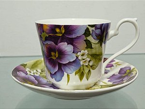 xícara de chá com pires em porcelana (antiguidade / raridade / relíquia / antiquário)