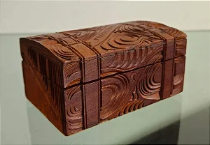 caixa / baú em madeira entalhada (antiguidade / raridade / relíquia / antiquário)