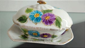manteigueira com presentoir em porcelana (antiguidade / raridade / relíquia / antiquário)