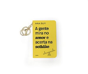 A gente mira no amor e acerta na solidão - Livro de bolso com chaveiro