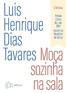 Moça sozinha na sala