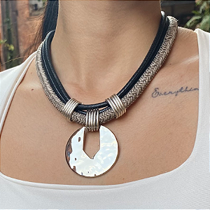 Colar Preto com Medalha Prata Detalhada