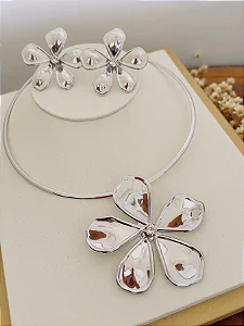 Conjunto Choker e Brinco Folheado a Ouro 18k e Prata Aro Quatro Fios com Flor Cinco Pétalas