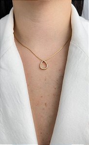 Colar com Pingente de Gota Vazada Cravejado no Ouro CO705-O