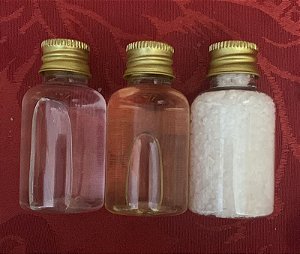 Kit Devocional de Santa Rita e Santa Filomena — Água, Sal Exorcizado, cordão e Óleo de Santa Filomena e Santa Rita. Gratuito; o devoto paga apenas o envio.