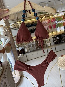 Top 004 cortininha com pedraria verdes alça + calcinha 555 cintura média com argolas Rivieira terracota