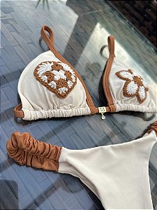 Top cortininha 014 com aplicacao croche + calcinha fita off white com marrom ilhabela